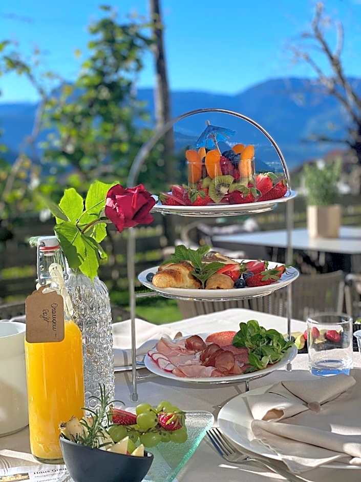 Haus Gregori Modern & Central Stay in Vineyard with Rooftop & Served Breakfast