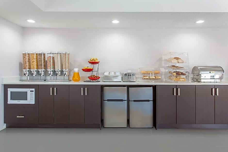 Econo Lodge Inn & Suites