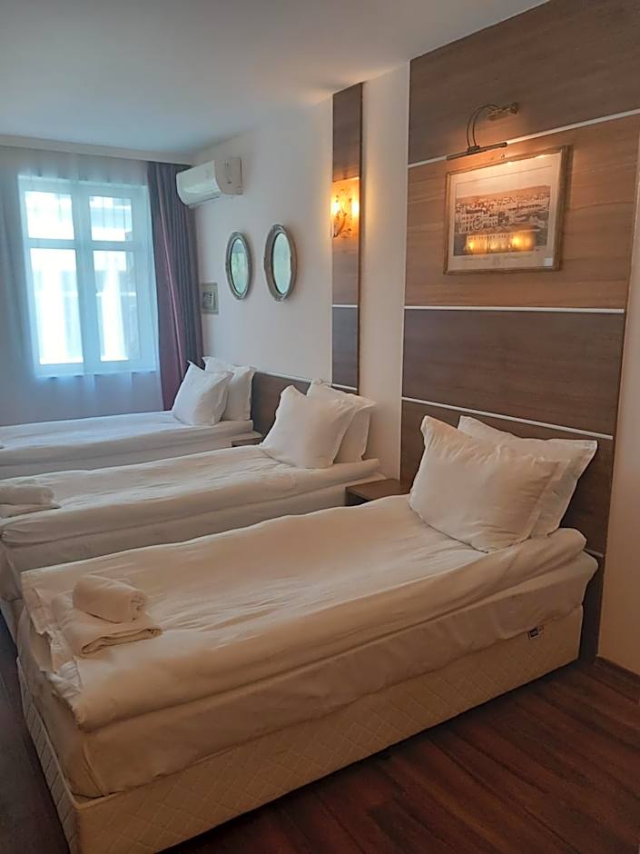 Three Dolphins Hotel with a Rooftop terracе