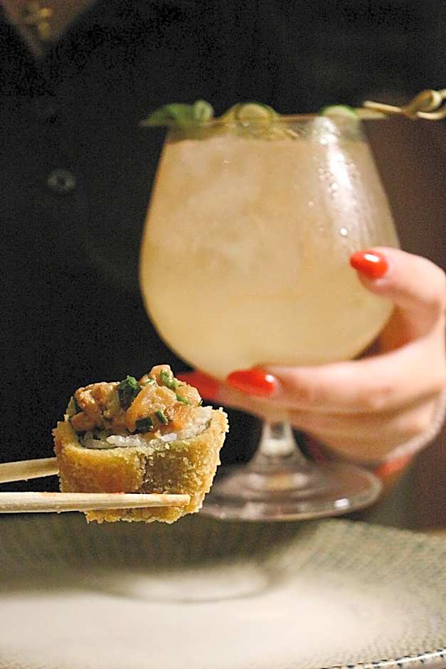 AKROTHEA suites & lounge