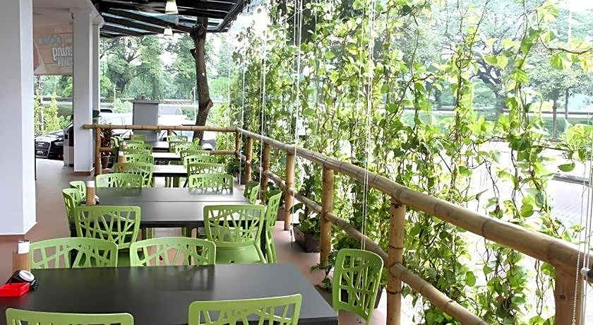 Peach Hill Hotel & Cafe
