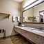 Econo Lodge Inn & Suites