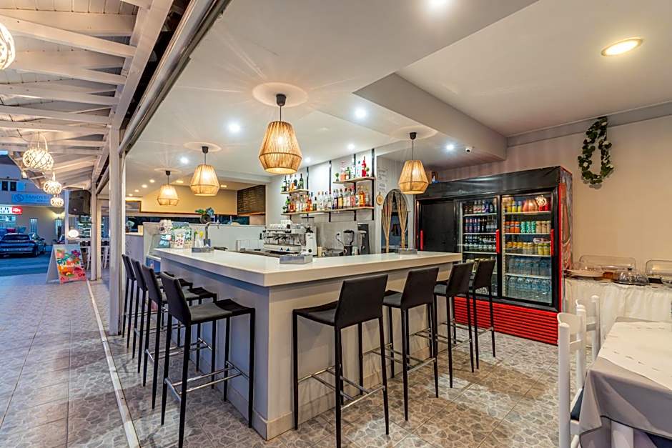 Sandy Beach Complex - Poolside Studios & Seaside Apartments