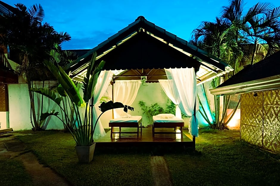 Coucou Bar Hotel and Restaurant