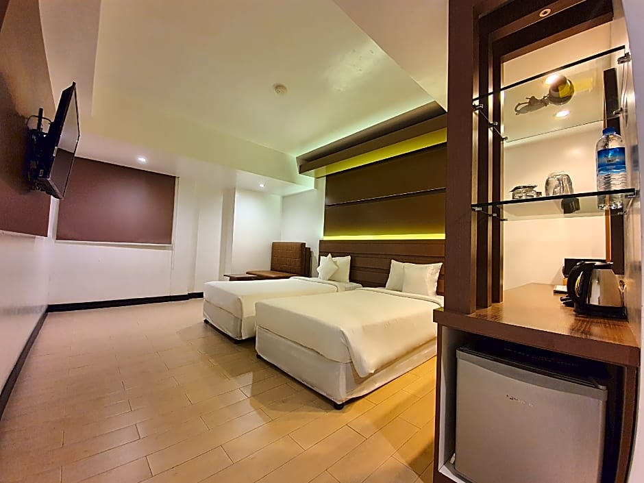 Clover City Center Plus Hotel