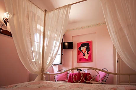 Quadruple Room with Shared Bathroom