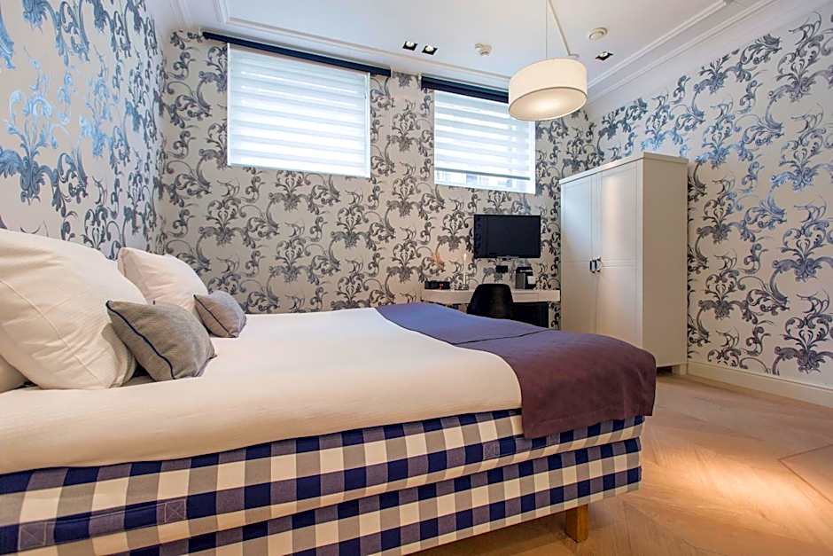 Amsterdam Canal Hotel