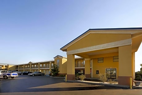 Super 8 by Wyndham Monroe