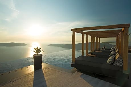 Modern Suite with Hot Tub and Caldera View