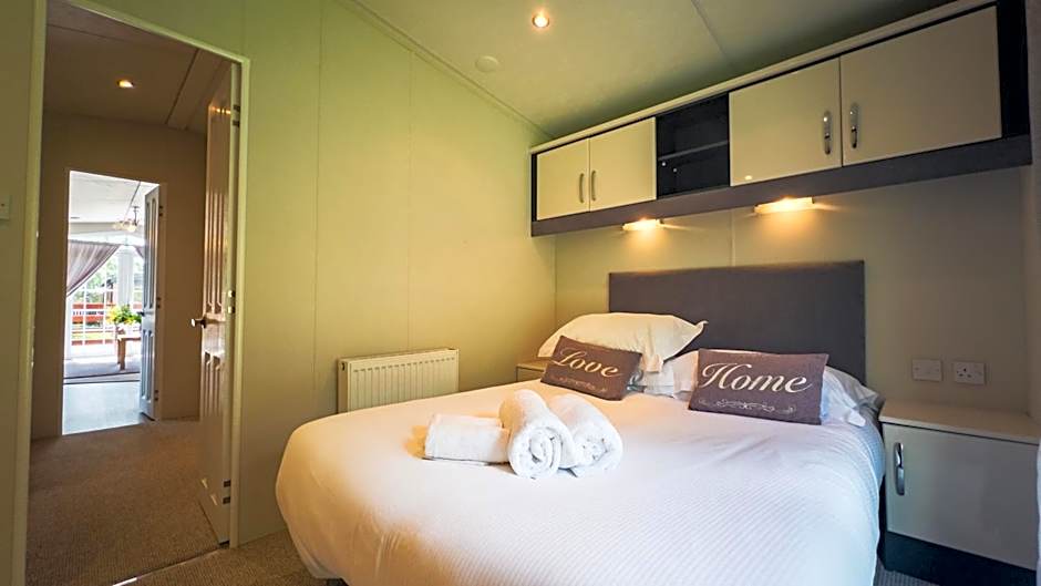 Angie's Haven, Superb 2 Bedroom Lodge with Hot Tub - Sleeps 6 - Felmoor Park