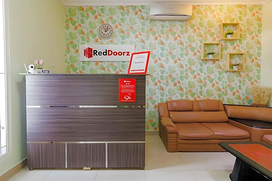 RedDoorz Syariah near Jam Gadang Bukit tinggi 2