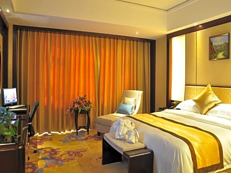 Lake View Queen Room