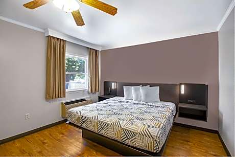 1 King Bed | Non-Smoking, Micfridge