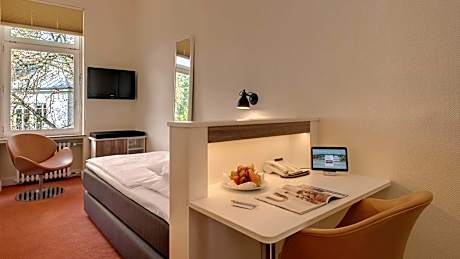 Standard Single Room with Courtyard View