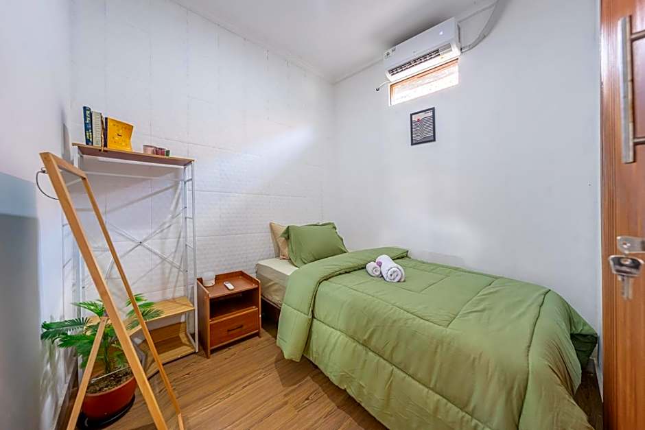 MONA NEST Canggu 2BR Tiny House with Rooftop and Cozy Workspace