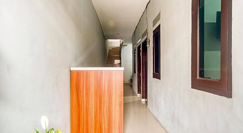 RedDoorz near Graha Cijantung Mall