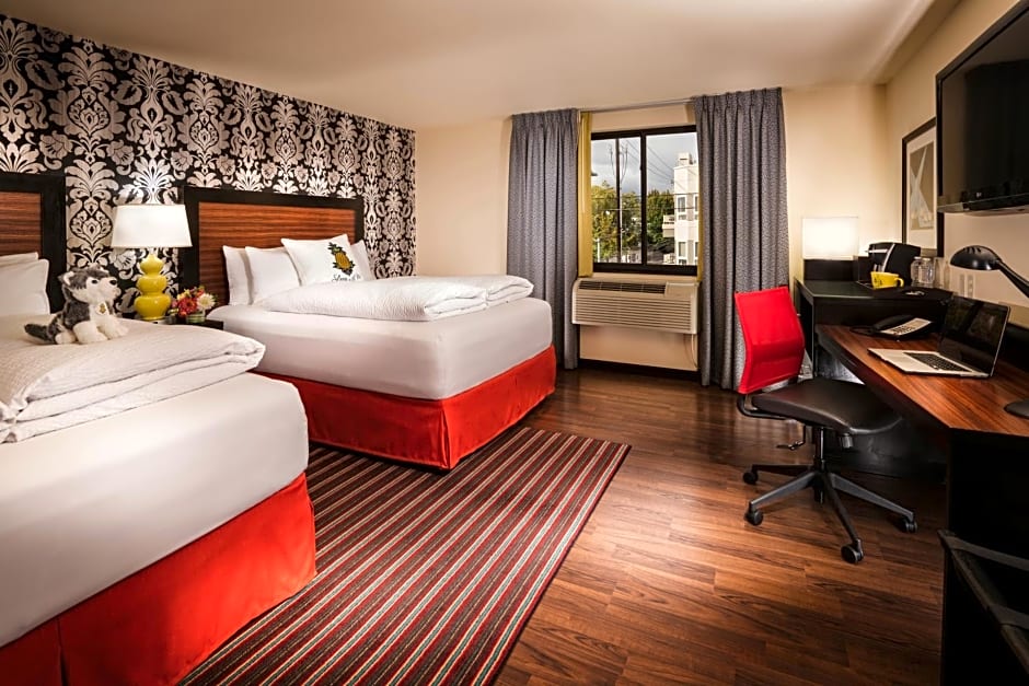Staypineapple At The Maxwell Hotel