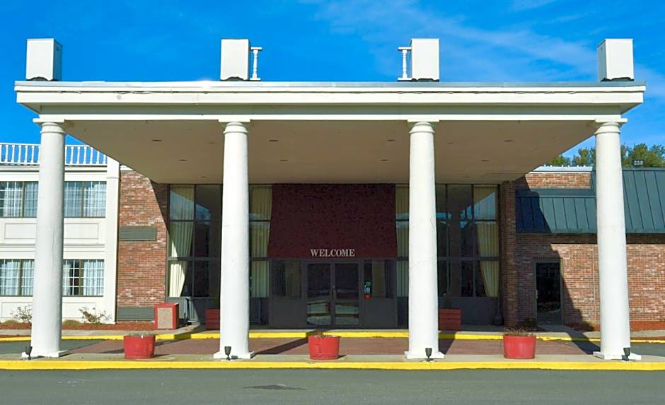 Mystic River Hotel & Suites