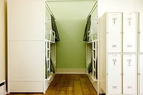 Bed in 6-Bed Dormitory Room with City View