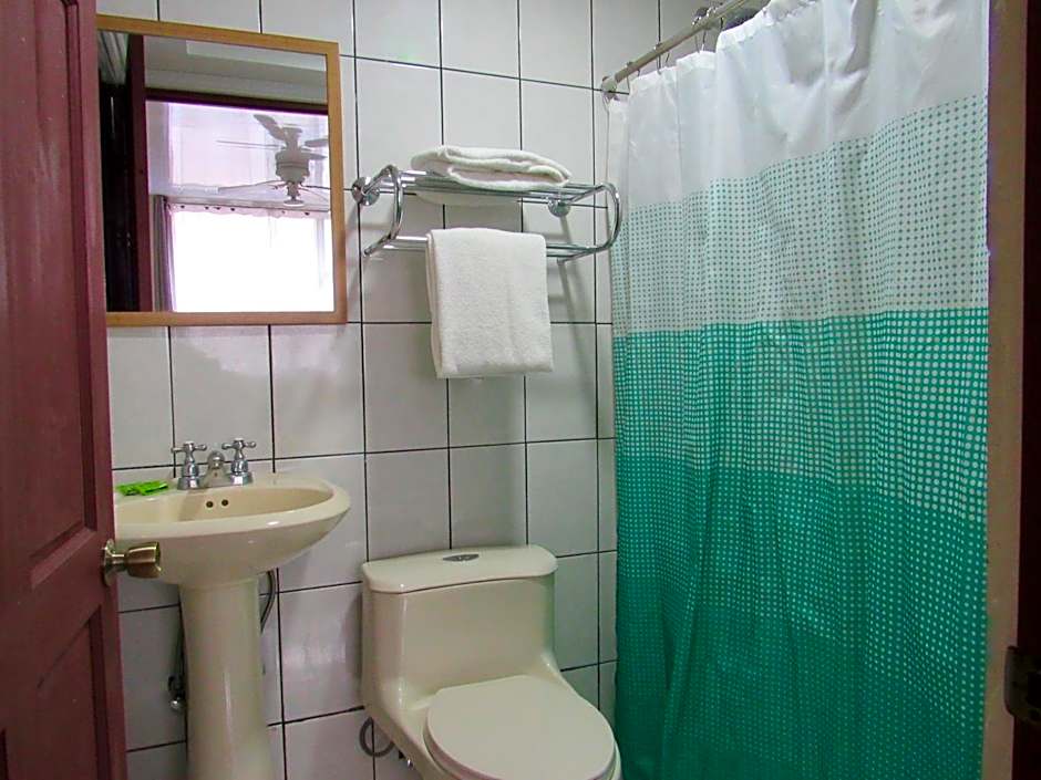 Hotel La Guaria Inn & Suites