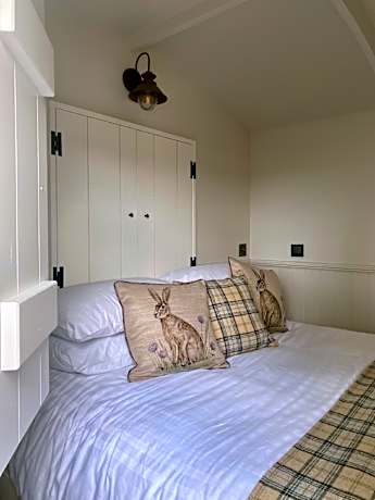 Shepherd's Hut-Superior-Ensuite with Shower-Garden View