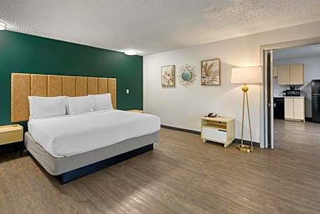 King Suite with Balcony - Pool View/Kitchenette/Non-Smoking