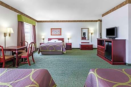 Queen Room with Three Queen Beds - Non-Smoking