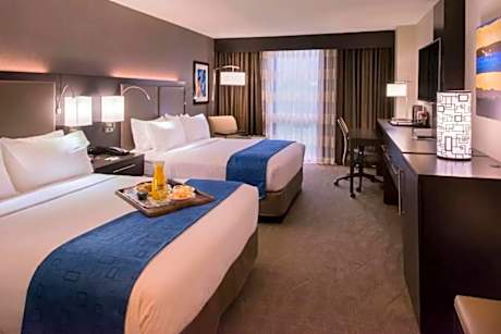 2 Queen Standard Communications Accessible Tub