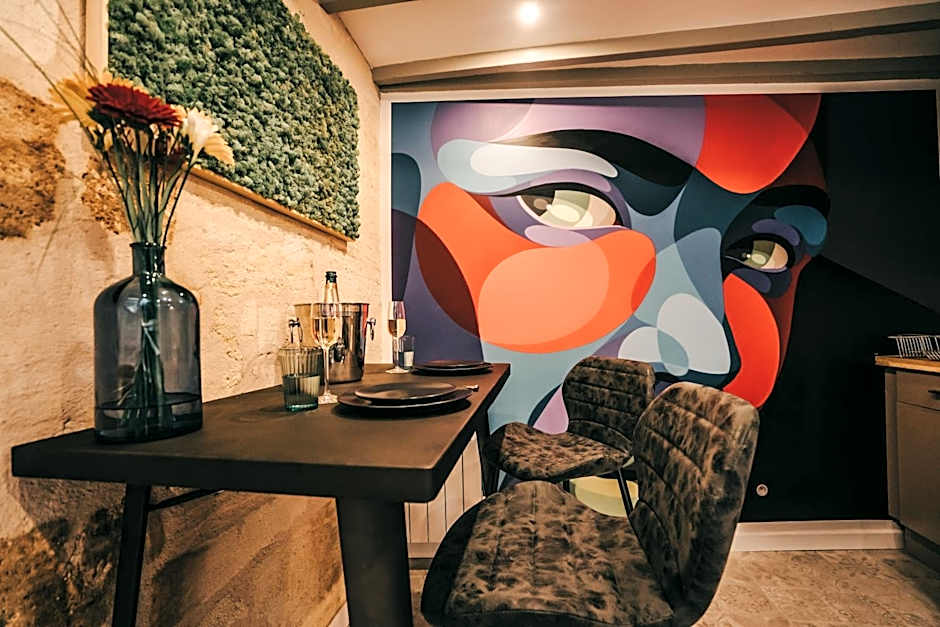LOVE ROOM Bordeaux Playroom avec salle de jeux pour adultes et lit à eau chauffant