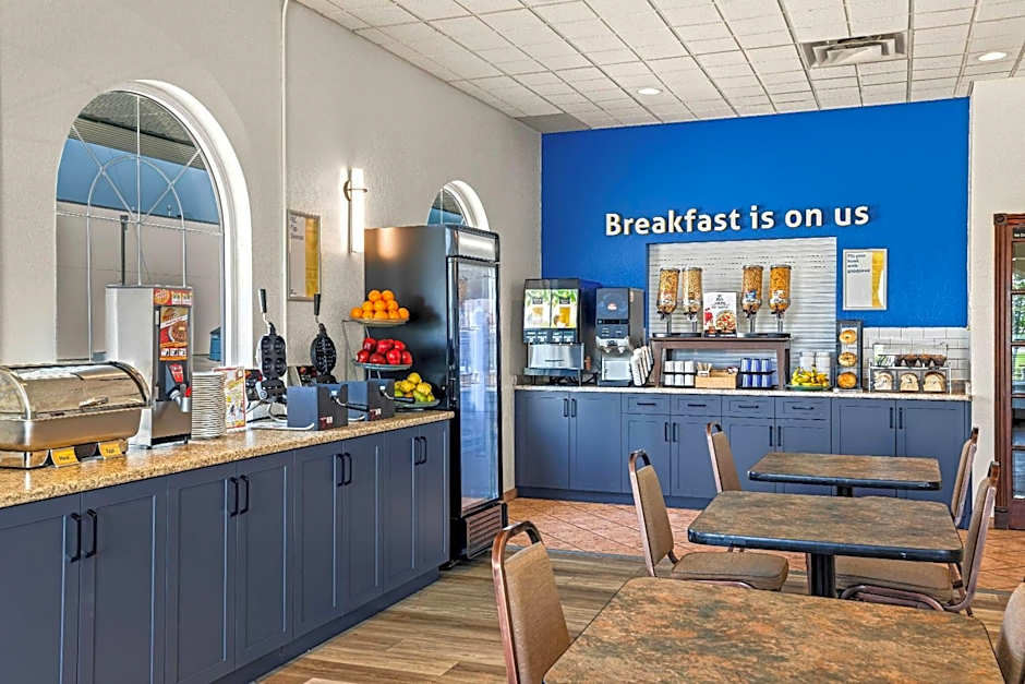 Days Inn & Suites by Wyndham Winkler