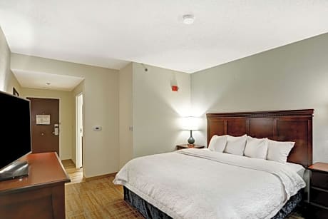 1 king mobility access with tub nonsmoking - hdtv/free wi-fi/hot breakfast included - work area -