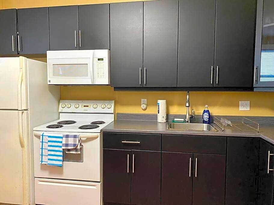 Large Townhouse, Lower Floor with AC, City Center