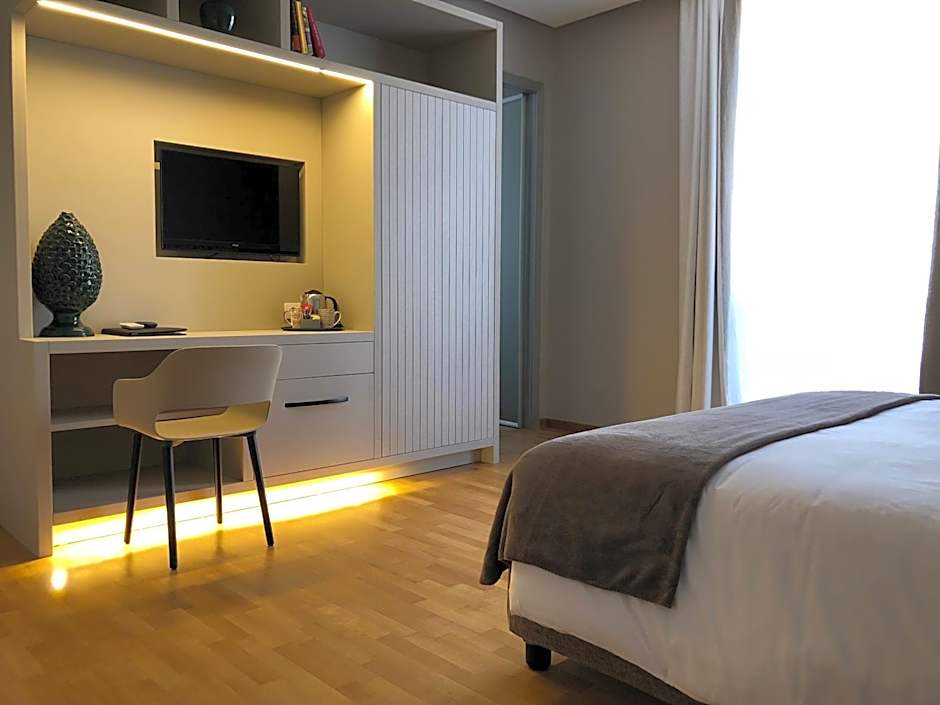200 ROOMS & TERRACE