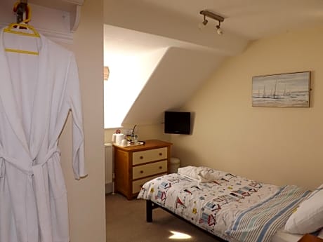 Single Attic Room with external private shower room - Sea View - Access by stairs only 