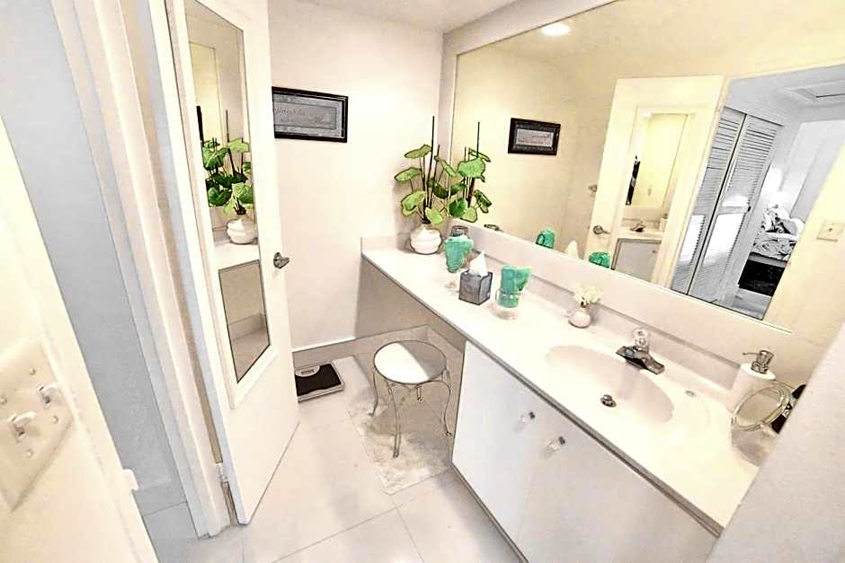 Beautiful penthouse condo with stunning views of both ocean and city