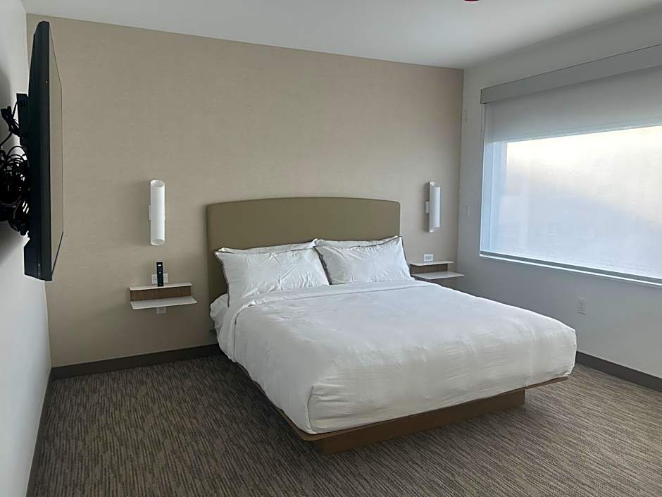 Zdjęcie 1 z 6 — 1 Bedroom 1 King Bed with Sofabed Suite, Mobility Accessible, Roll in Shower