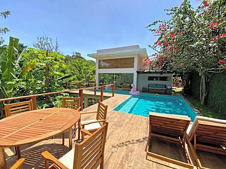 Casa com Piscina, 3 Suites, sala de estar e cozinha completa