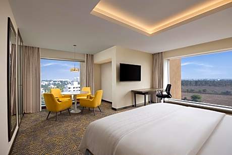 Superior King Room with City View - Club Lounge Access from 7pm - 9pm with complimentary in-house selection of liquor I 2 pints of beer and 2 pieces of laundry per day on non-cumulative basis