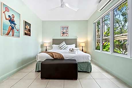 Ground Floor 1 bedroom apartment with patio - easy pool access