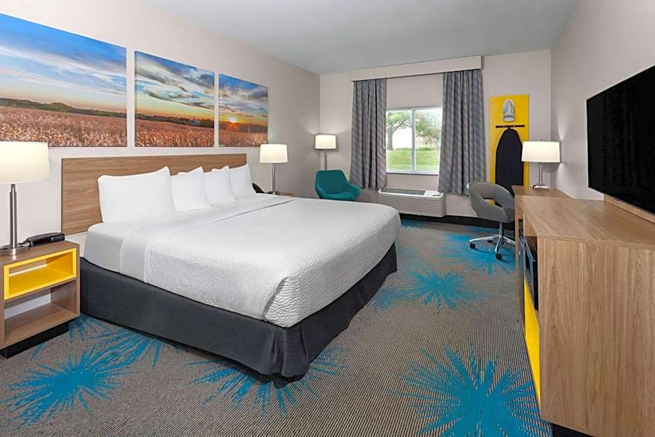 Days Inn & Suites by Wyndham Morris/I-80