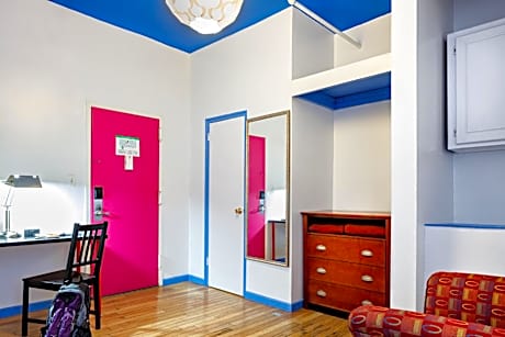 Single Bed in 2-Bed Dormitory Room with Private Bathroom