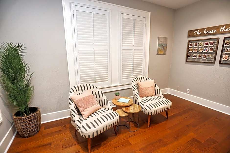 Historic Home Family Friendly Close to Seawall