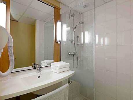 Standard Room with One Double Bed and One Single Bed