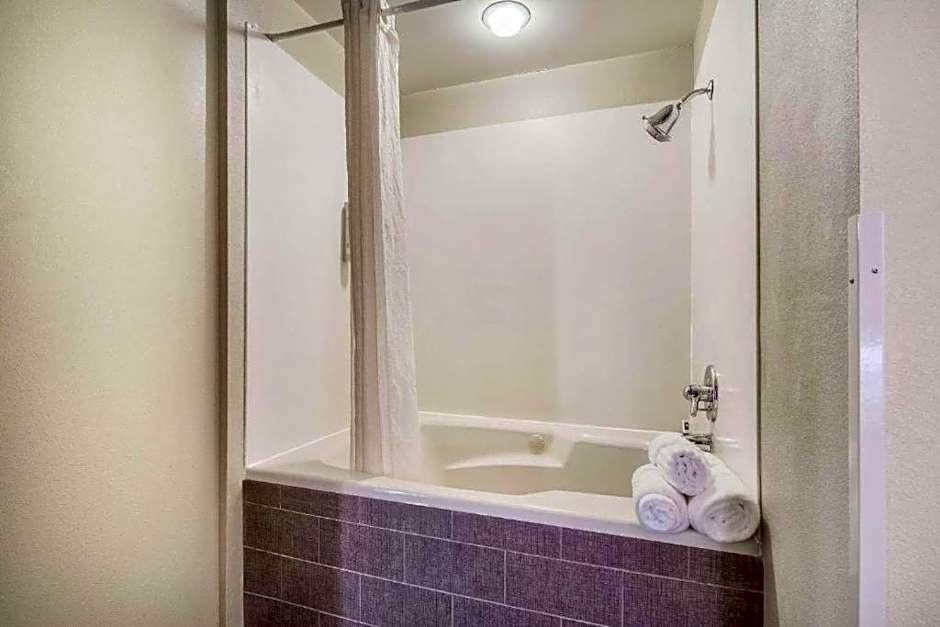 Photo 1 of 4 of Suite, Whirlpool