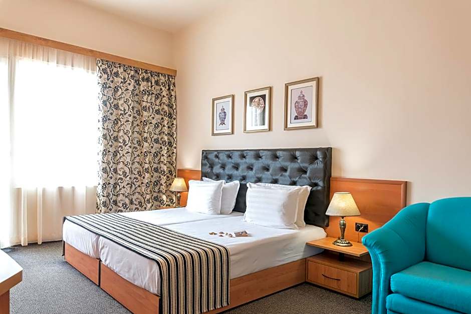 Lotus Family Hotel - Free Parking