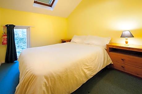 3 Bedroom Bronze Holiday Villa (Sleeps 6)