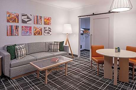 1 King 1 Bedroom Suite Mobility Access W/ Tub