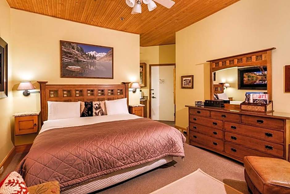 Independence Square Unit 309, Downtown Hotel Room with A/C in Aspen, Wet Bar & More