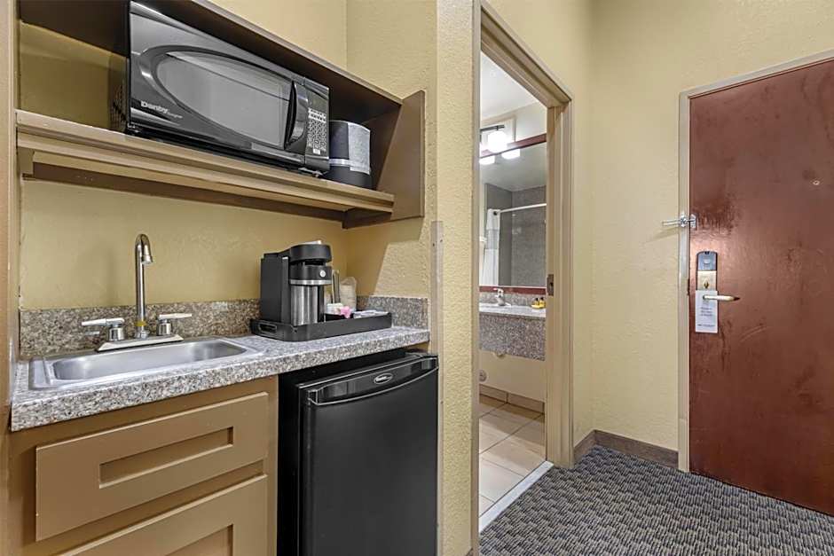 Best Western Plus Shamrock Inn & Suites