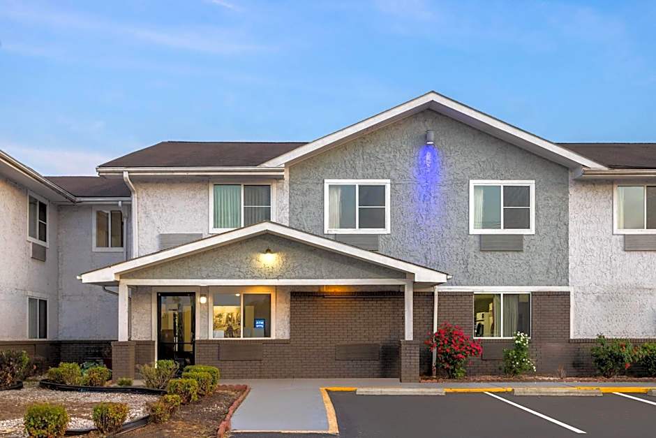 Super 8 by Wyndham South Boston VA